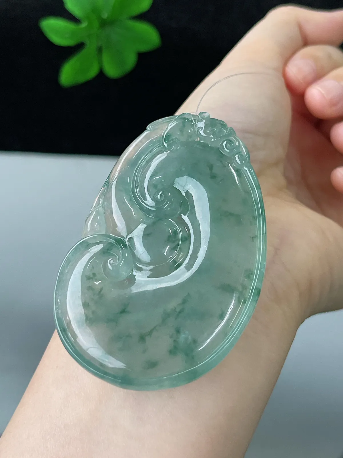 翡翠冰糯种飘花绿色大如意