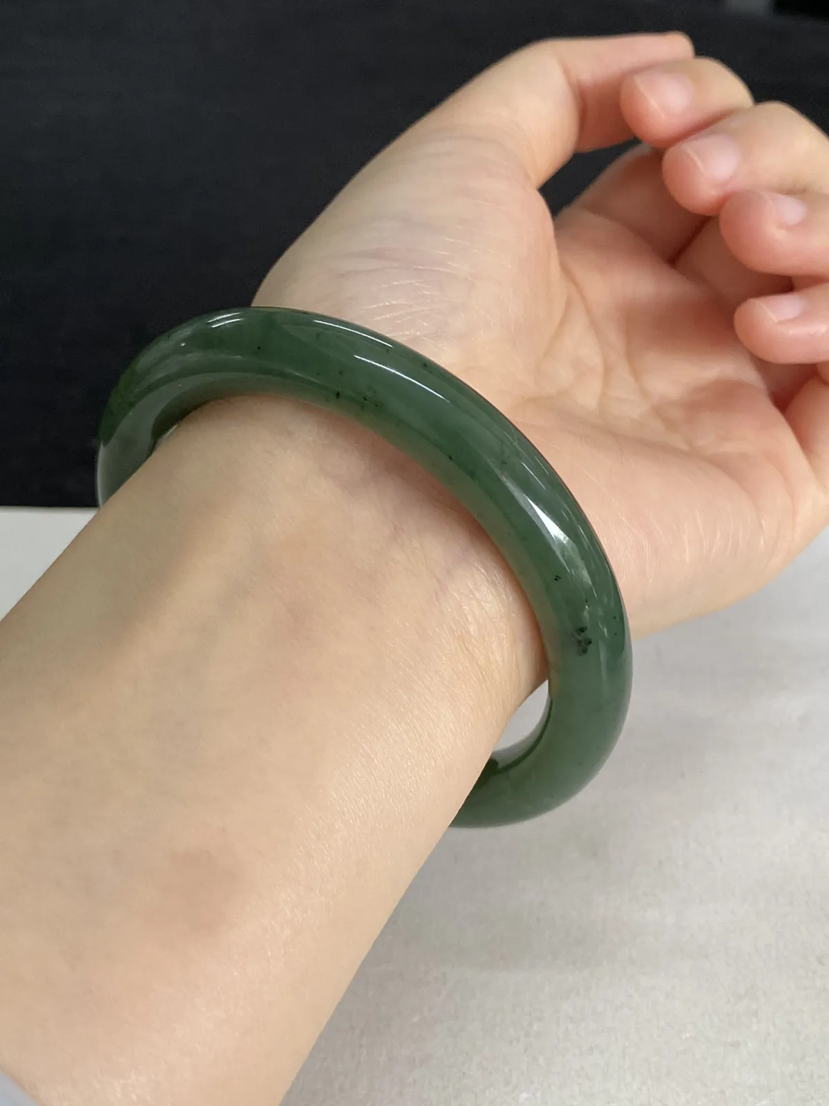 圆镯58.7圈口，和田玉手镯