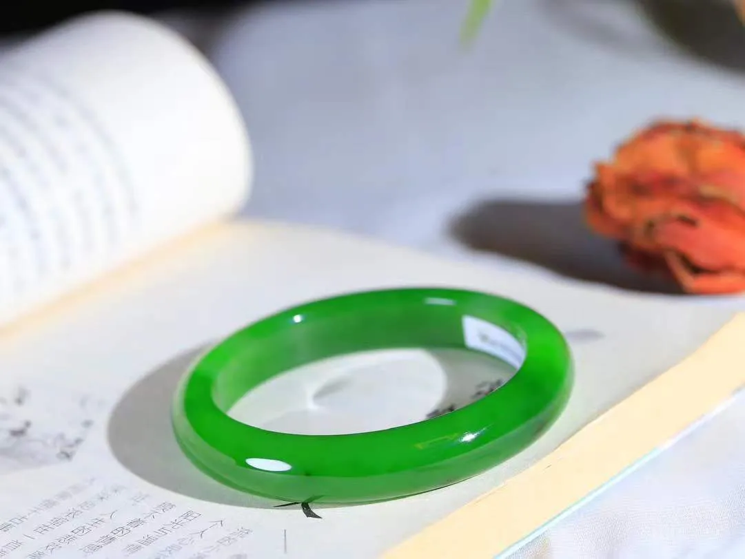 （温柔雅致.手镯）

典藏级臻品️和田玉碧玉手镯。镯型饱满，温润细腻，脂润沁香。️执一卷书，