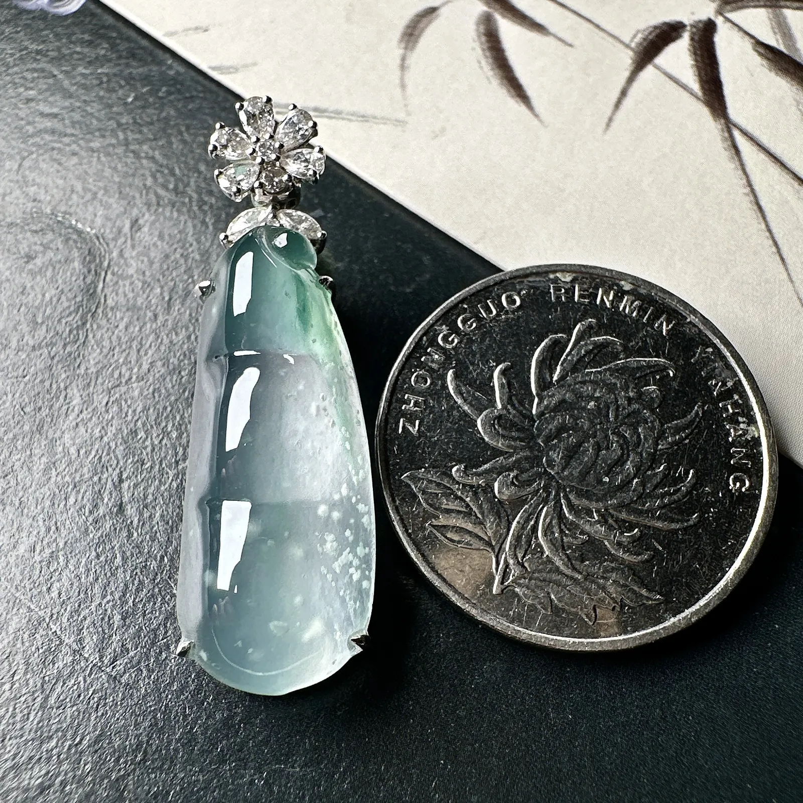 【冰种飘花福豆吊坠】老坑雪花棉，种地上乘，冰感十足，通透起光，饱满圆润，收藏品质，18k金钻镶嵌，裸石尺寸27.5*11.3*6.3毫米