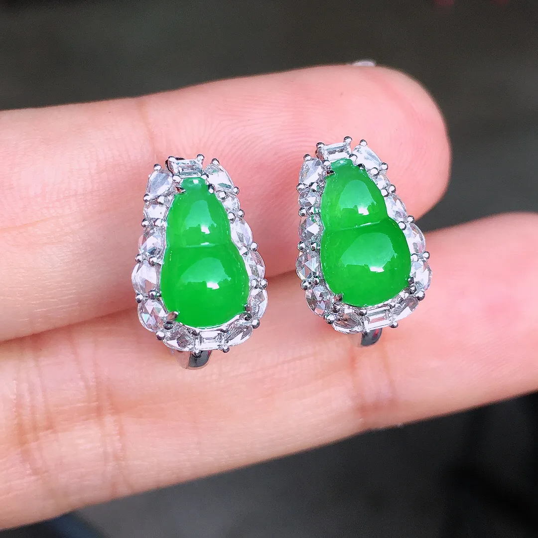 阳绿葫芦耳钉，色泽均匀艳丽，玉质细腻，荧光感超
强，饱满圆润，尽显优雅气质，18k
金豪华镶嵌