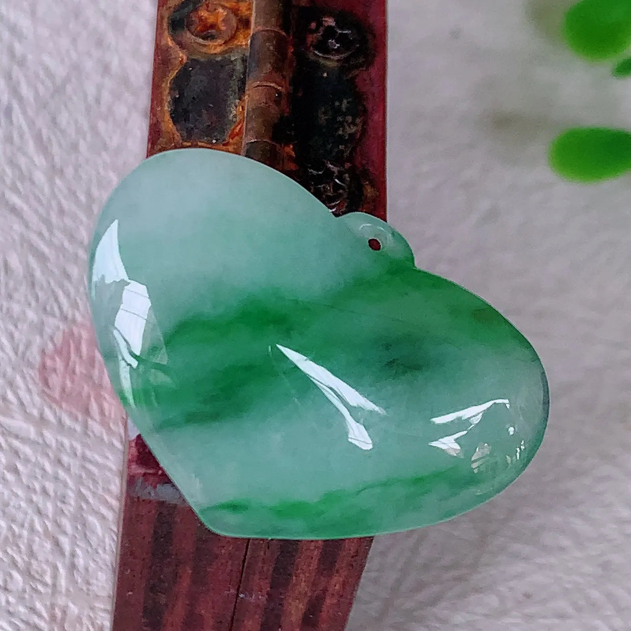 自然光实拍，冰润飘绿翡翠爱心吊坠，种老水足，雕工精湛 ，寓意美好，佩戴时尚出众！#57.10