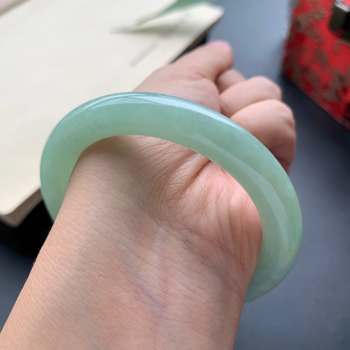 53圈口满色圆条手镯 尺寸：53-9.3-9，无纹裂，细腻光滑，色泽均匀