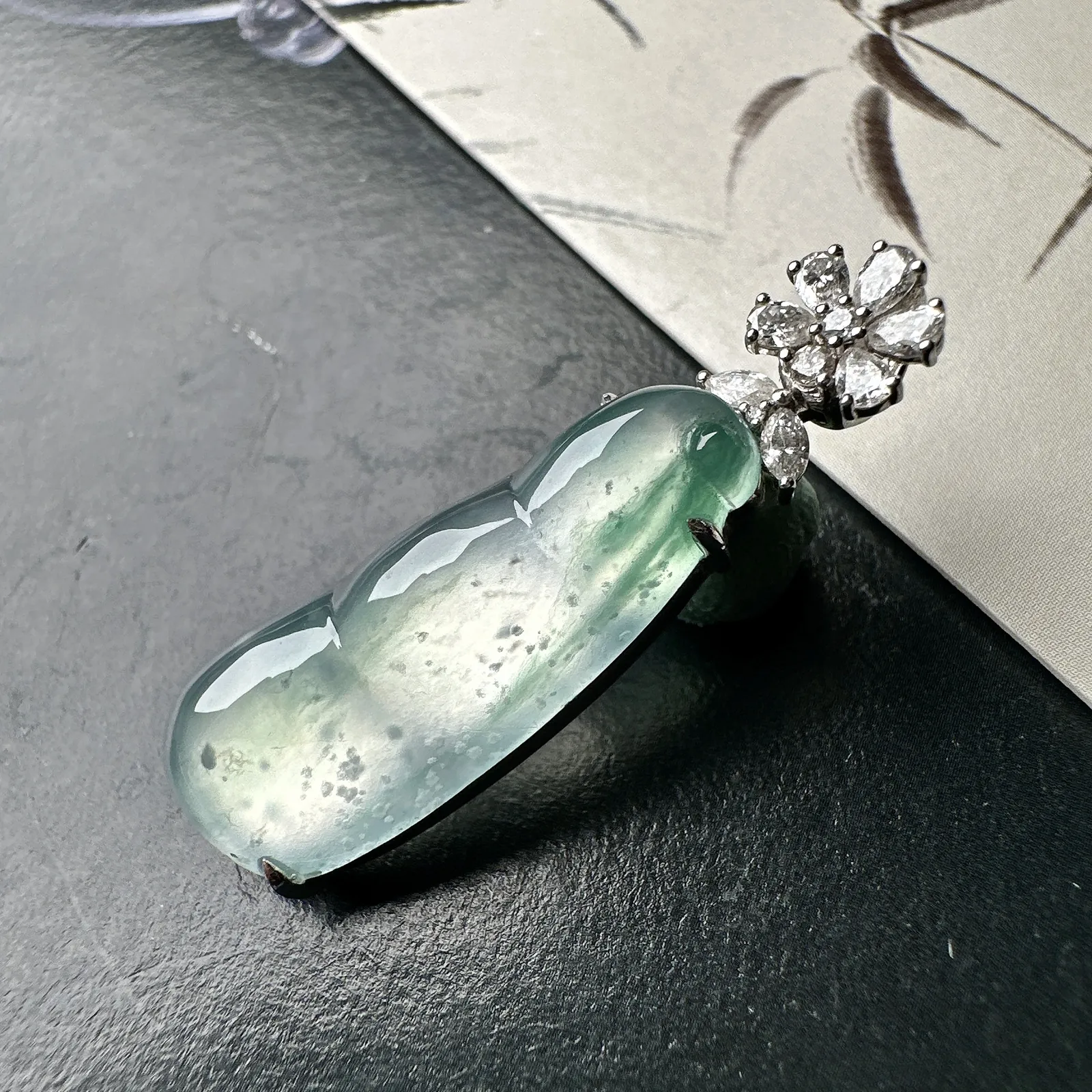 【冰种飘花福豆吊坠】老坑雪花棉，种地上乘，冰感十足，通透起光，饱满圆润，收藏品质，18k金钻镶嵌，裸石尺寸27.5*11.3*6.3毫米