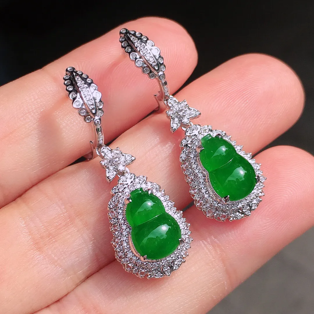 满绿葫芦耳坠，色泽均匀艳丽，玉质细腻，荧光感超
强，饱满圆润，尽显优雅气质，18k
金豪华镶嵌