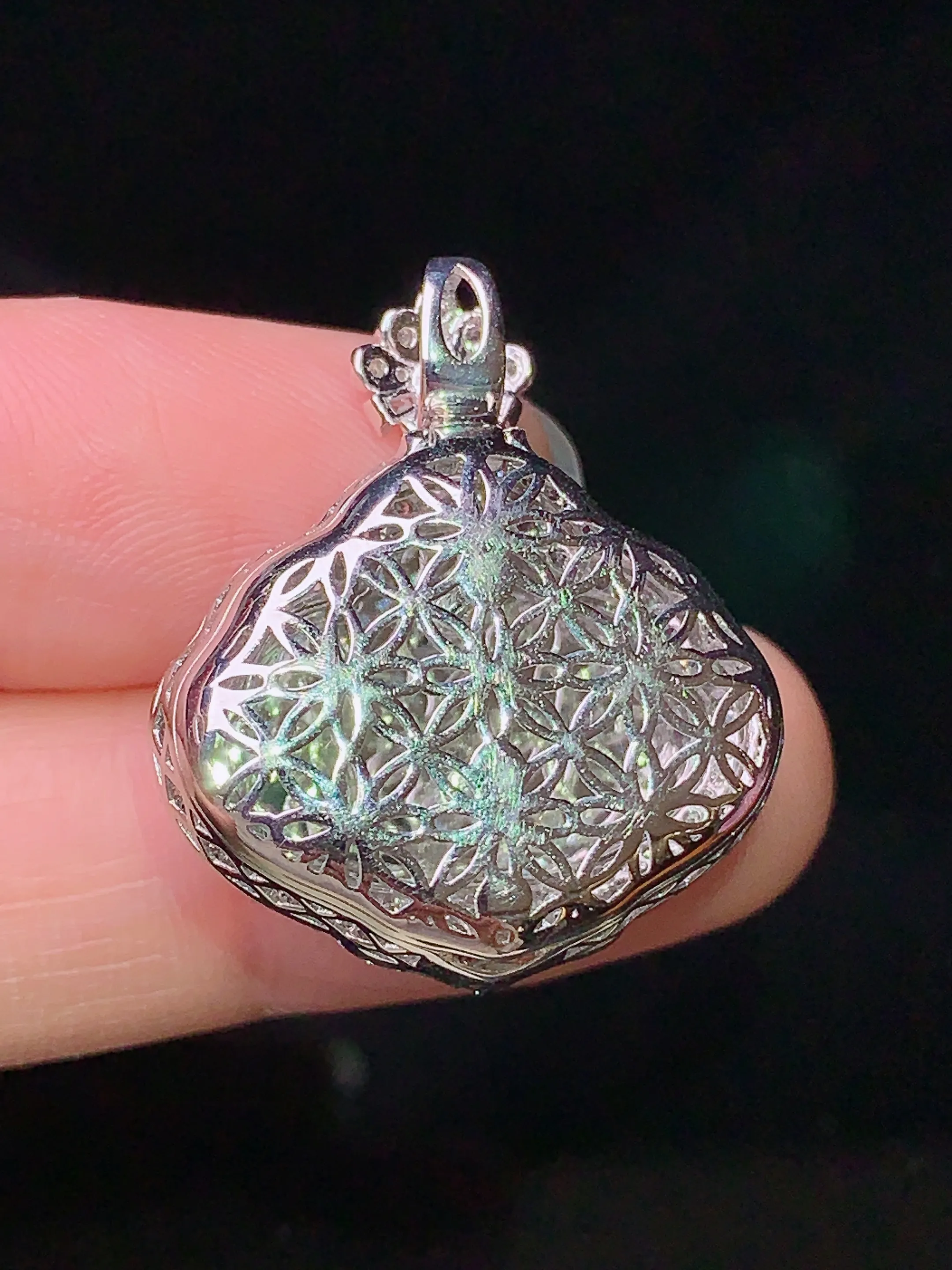 18k金钻镶嵌翠绿佛公吊坠 玉质细腻 色泽清新艳丽 整体尺寸26.5*23*10.8