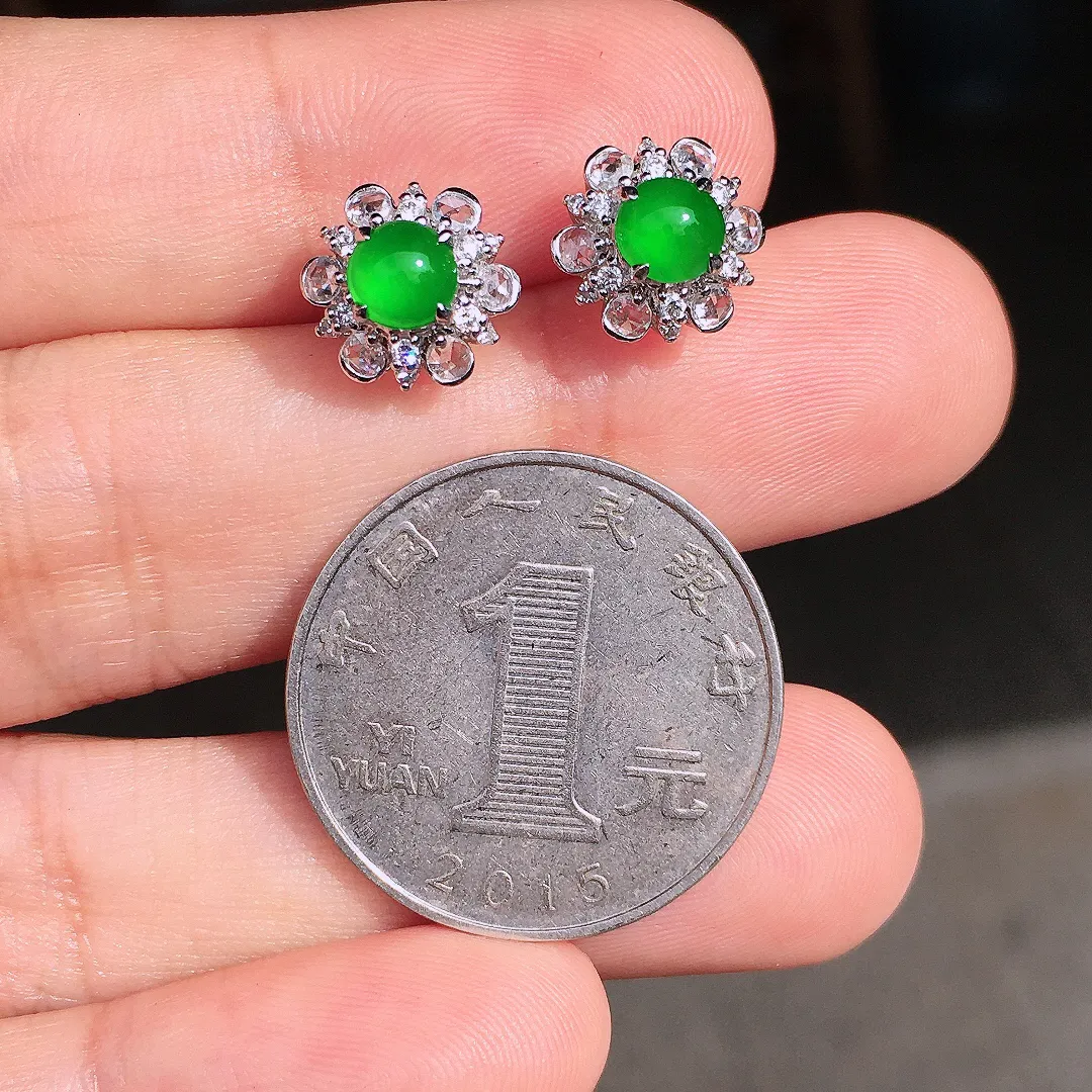 阳绿蛋面耳钉，色泽均匀艳丽，玉质细腻，荧光感超
强，饱满圆润，尽显优雅气质，18k
金豪华镶嵌