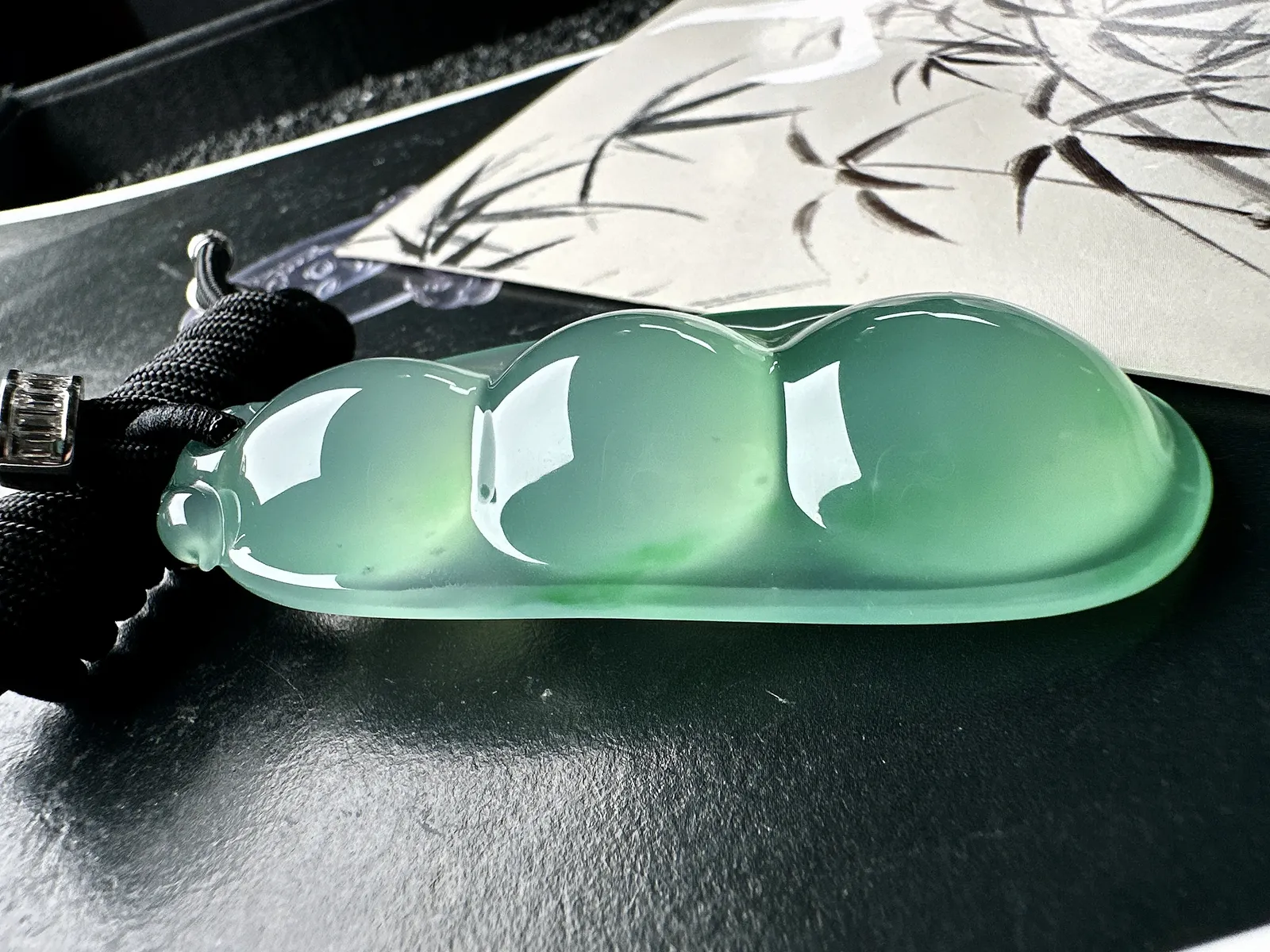 【冰种巨无霸福豆吊坠】飘一抹绿，起钢光，种地上乘，冰感十足，通透起光，饱满圆润，收藏品质