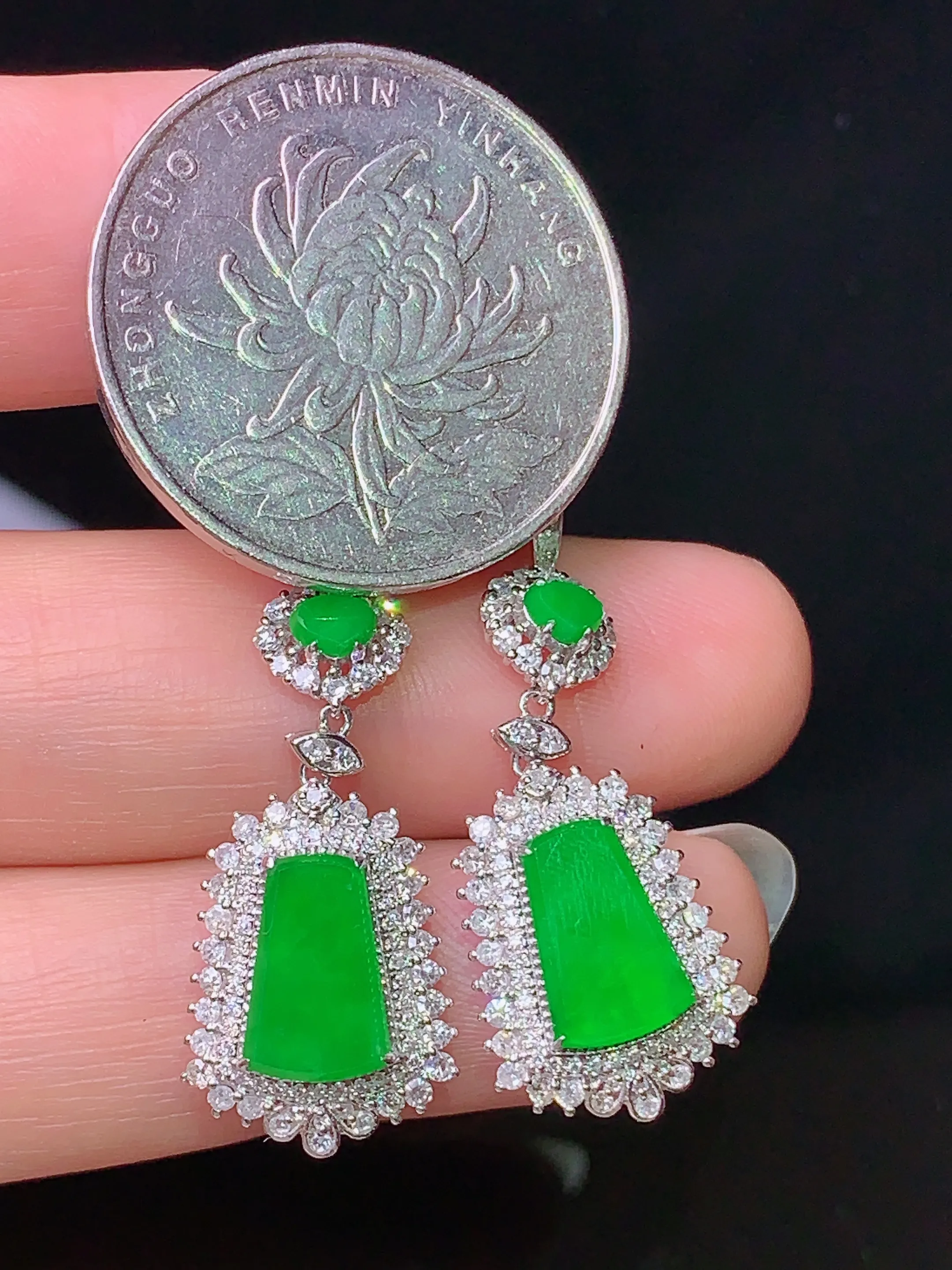 18k金钻镶嵌满绿无事牌耳坠 玉质细腻 色泽清新艳丽 整体尺寸39*12.3*6