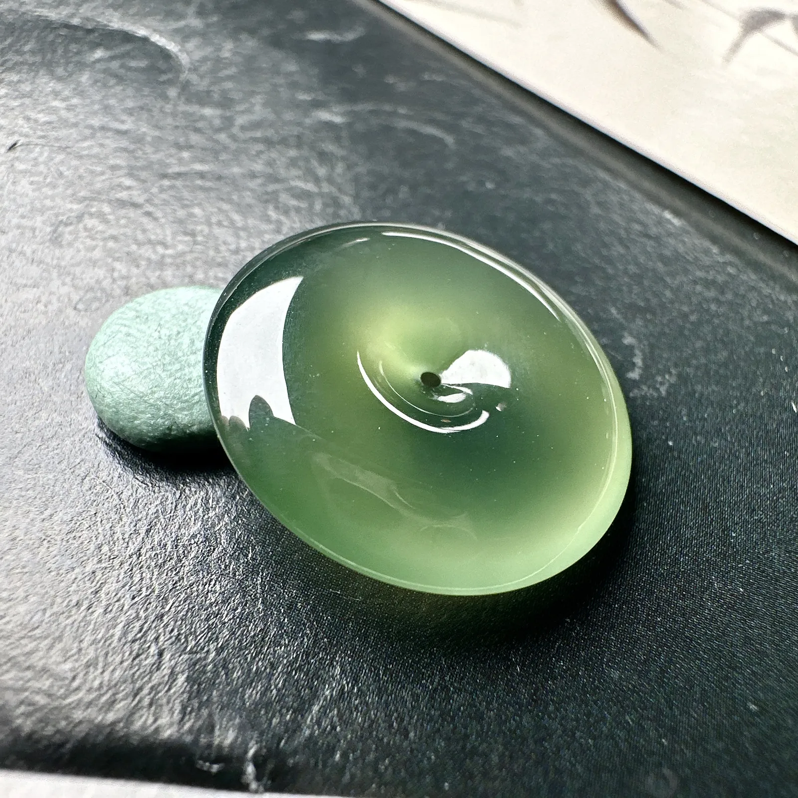 【冰种橄榄绿平安扣】质地细腻，品质很好，冰感十足，胶感明显，收藏品质。