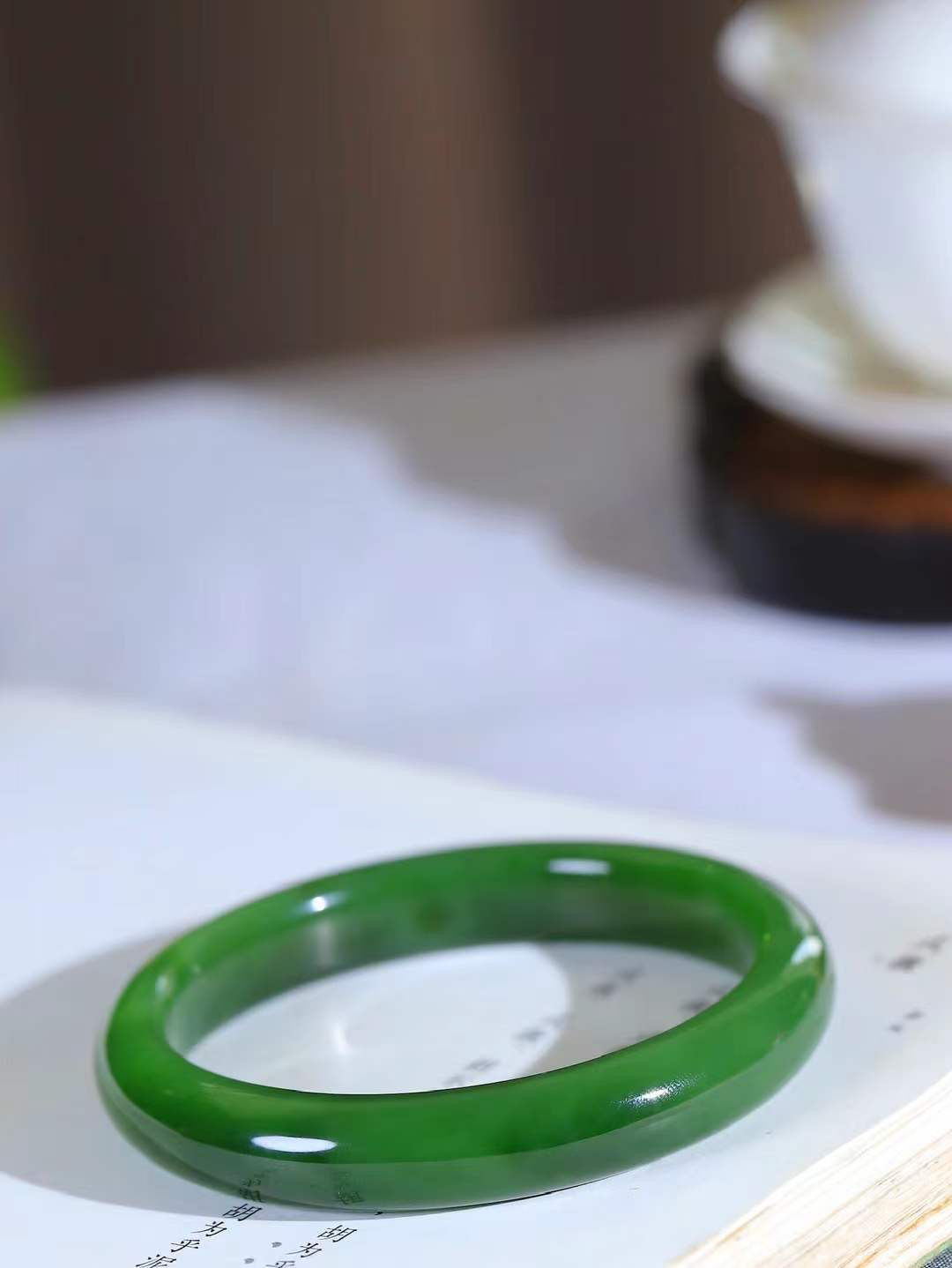 【碧色荡漾·手镯】

精品️和田玉碧玉手镯，玉质细腻温润，手感舒适，️线条流畅，简约大气，美