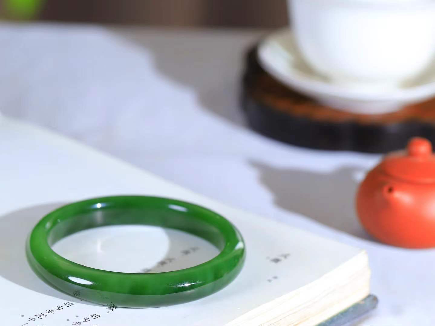 【碧色荡漾·手镯】

精品️和田玉碧玉手镯，玉质细腻温润，手感舒适，️线条流畅，简约大气，美