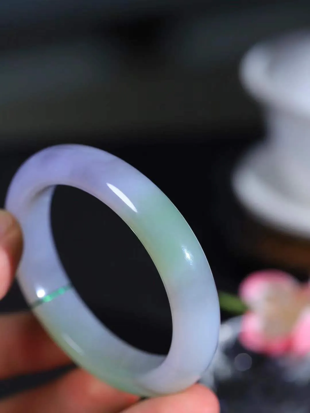 【花样年华·手镯】

精品️和田玉烟紫翠青双色手镯，质地油润细腻，色泽高贵典雅，镯型古朴典雅。在诗情画意的雨巷相遇，你是我腕间的一抹风情，有你眸有深情，清风荡漾湖间静水，我愿俯身低眉，在烟波涟漪处，寻你深情倩影。重49克  尺寸52-11.7-8.5mm   751101054A