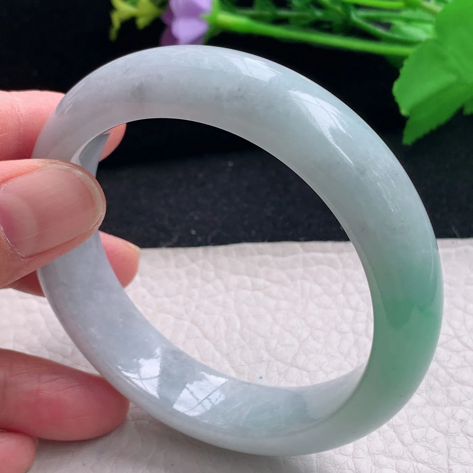 js自然光57.5*15.5*8.8轮胎镯 缅甸翡翠a货飘绿宽边玉手镯 玉手环