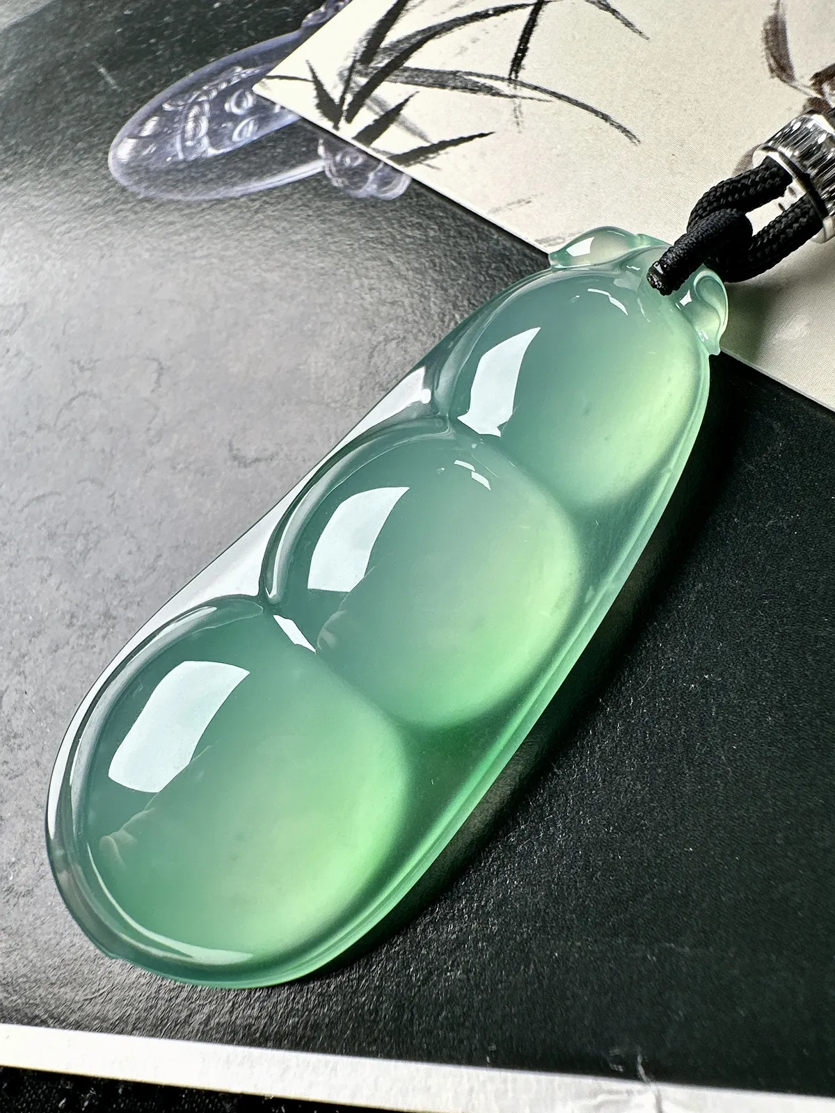 【冰种巨无霸福豆吊坠】飘一抹绿，起钢光，种地上乘，冰感十足，通透起光，饱满圆润，收藏品质