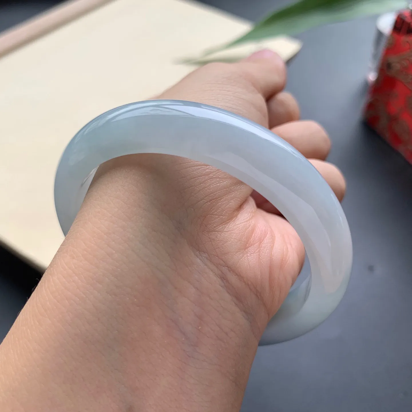 56.3圈口蓝底正圈手镯 尺寸：56.3-11.6-7.5，无纹裂，细腻起胶，水润光滑