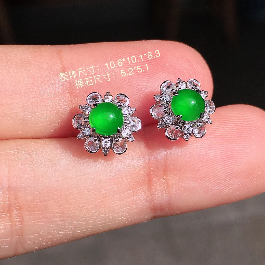 阳绿蛋面耳钉，色泽均匀艳丽，玉质细腻，荧光感超
强，饱满圆润，尽显优雅气质，18k
金豪华镶嵌