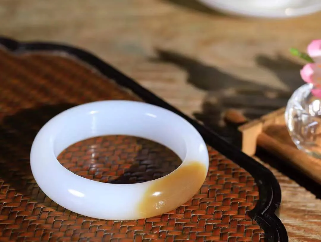 （一见钟情.手镯）

收藏级臻品️和田玉糖白玉手镯，玉质温和莹润，精光内蕴，手感舒适。整器简约，