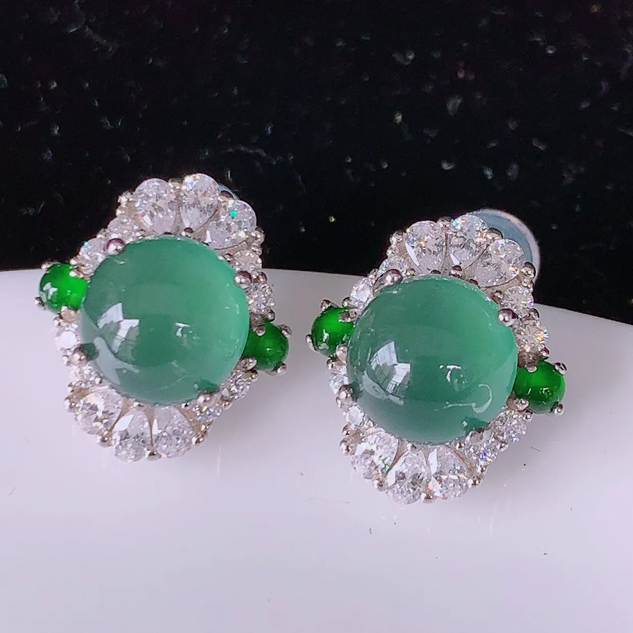 冰透满绿翡翠925银镶嵌耳钉，自然光实拍，翠色灵动，颜色漂亮，种老水足，品相佳，佩戴佳品！#97.1