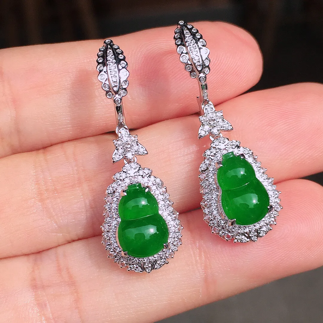 满绿葫芦耳坠，色泽均匀艳丽，玉质细腻，荧光感超
强，饱满圆润，尽显优雅气质，18k
金豪华镶嵌