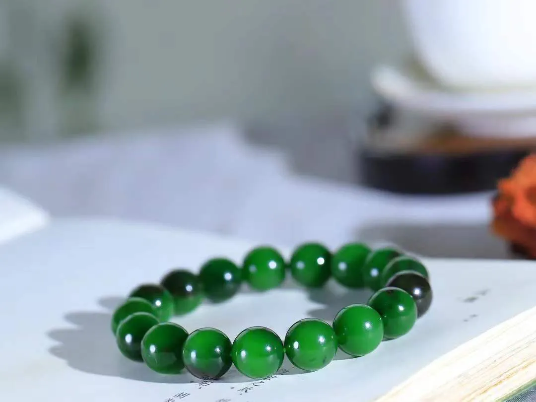 【珠圆玉润.手串】

精品️和田玉碧玉珠圆玉润手串 玉质温润细腻  整串打磨圆润，佩戴舒适。珠珠落