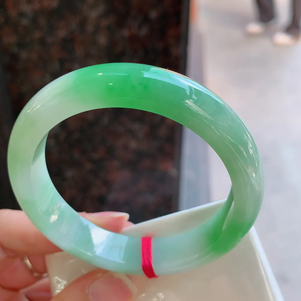 正圈冰糯阳绿 无瑕 尺寸:54.2/12.3/8.1 色好