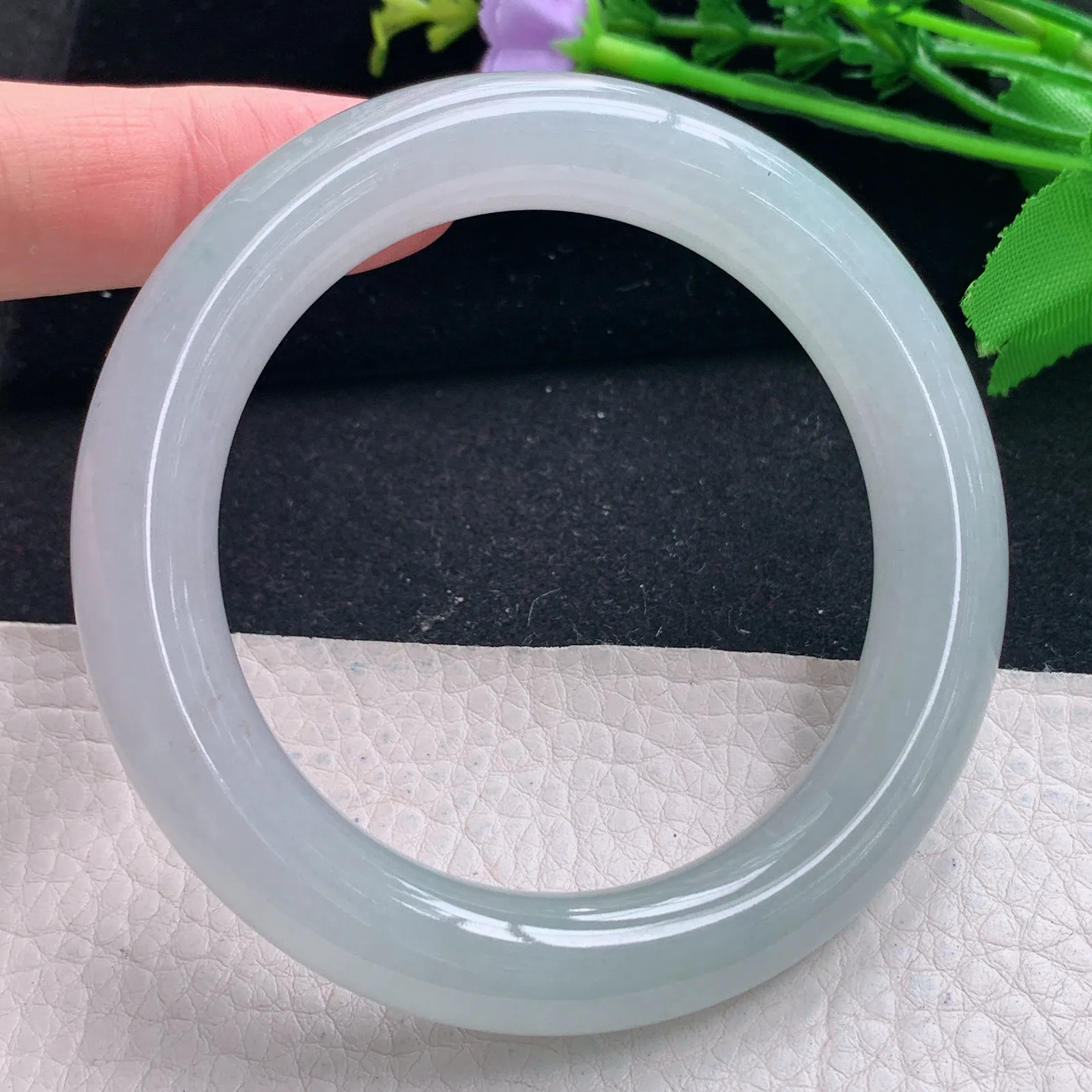 r自然光57*11美人镯 缅甸翡翠a货冰纯浅绿圆条玉手镯 玉手环