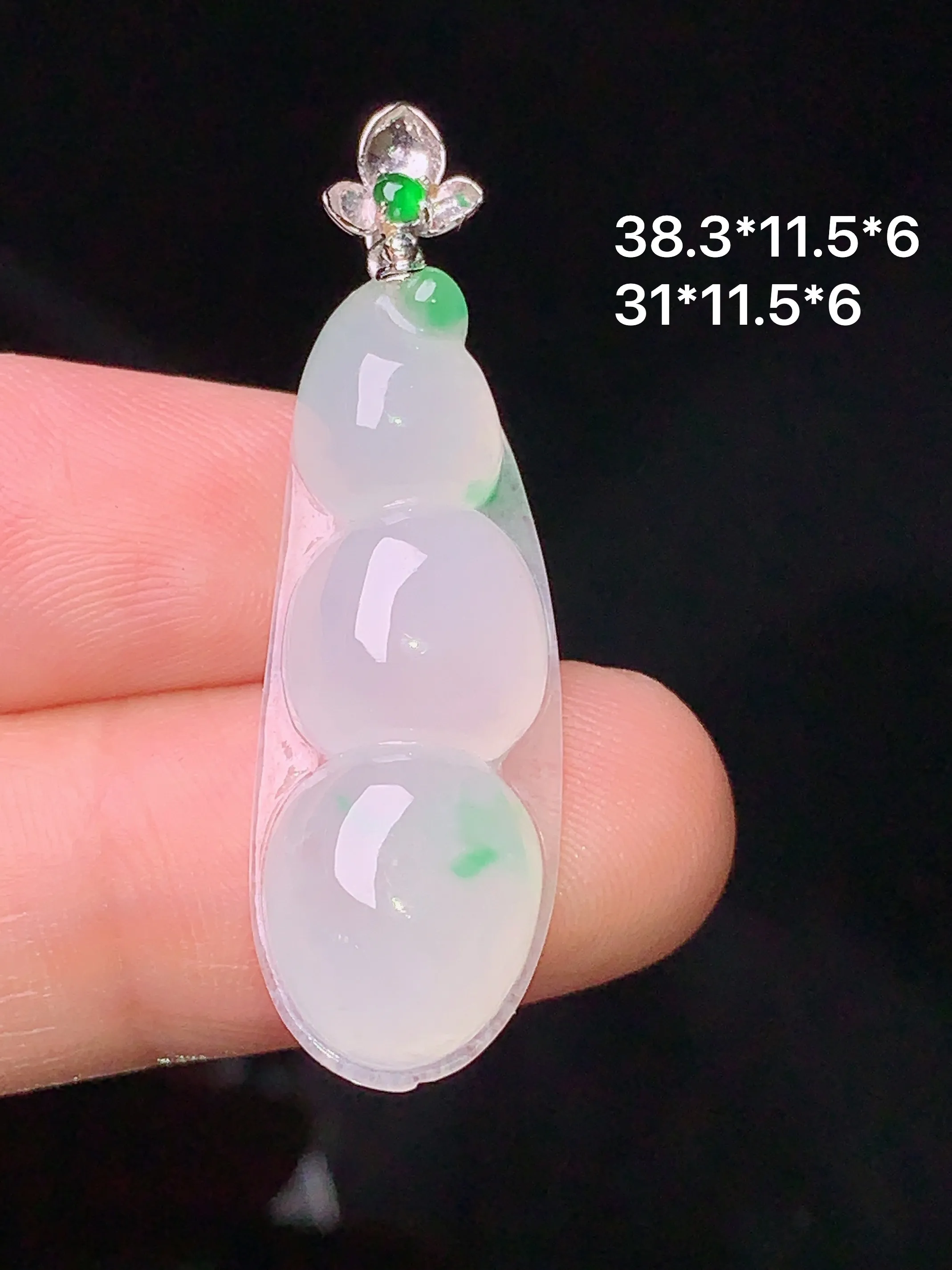 18k金镶嵌飘绿四季豆吊坠 玉质细腻 色泽清新艳丽 整体尺寸38.3*11.5*6