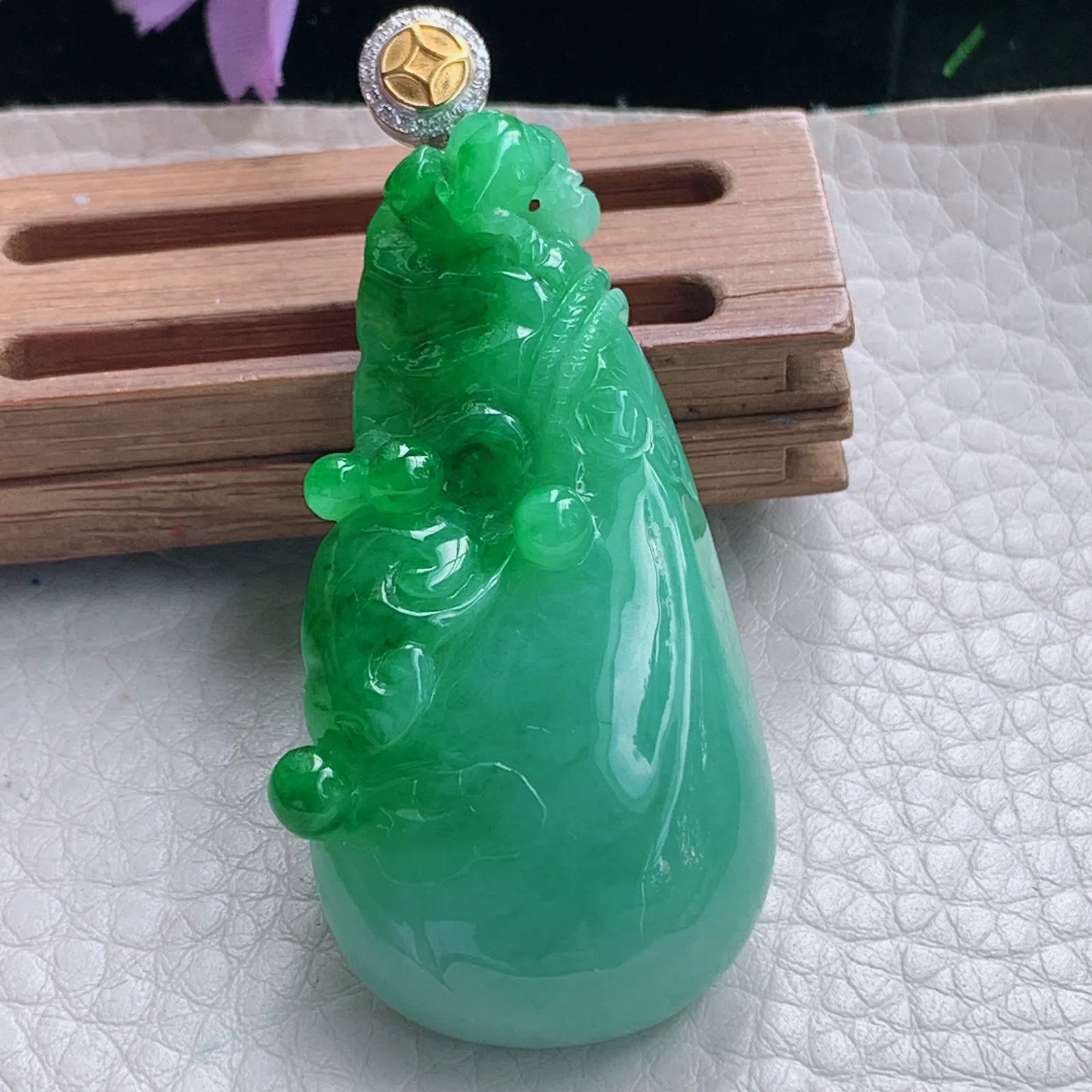 yl实拍58.3*27.3*12缅甸翡翠a货精雕阳绿代代有钱 钱袋玉吊坠 玉挂件