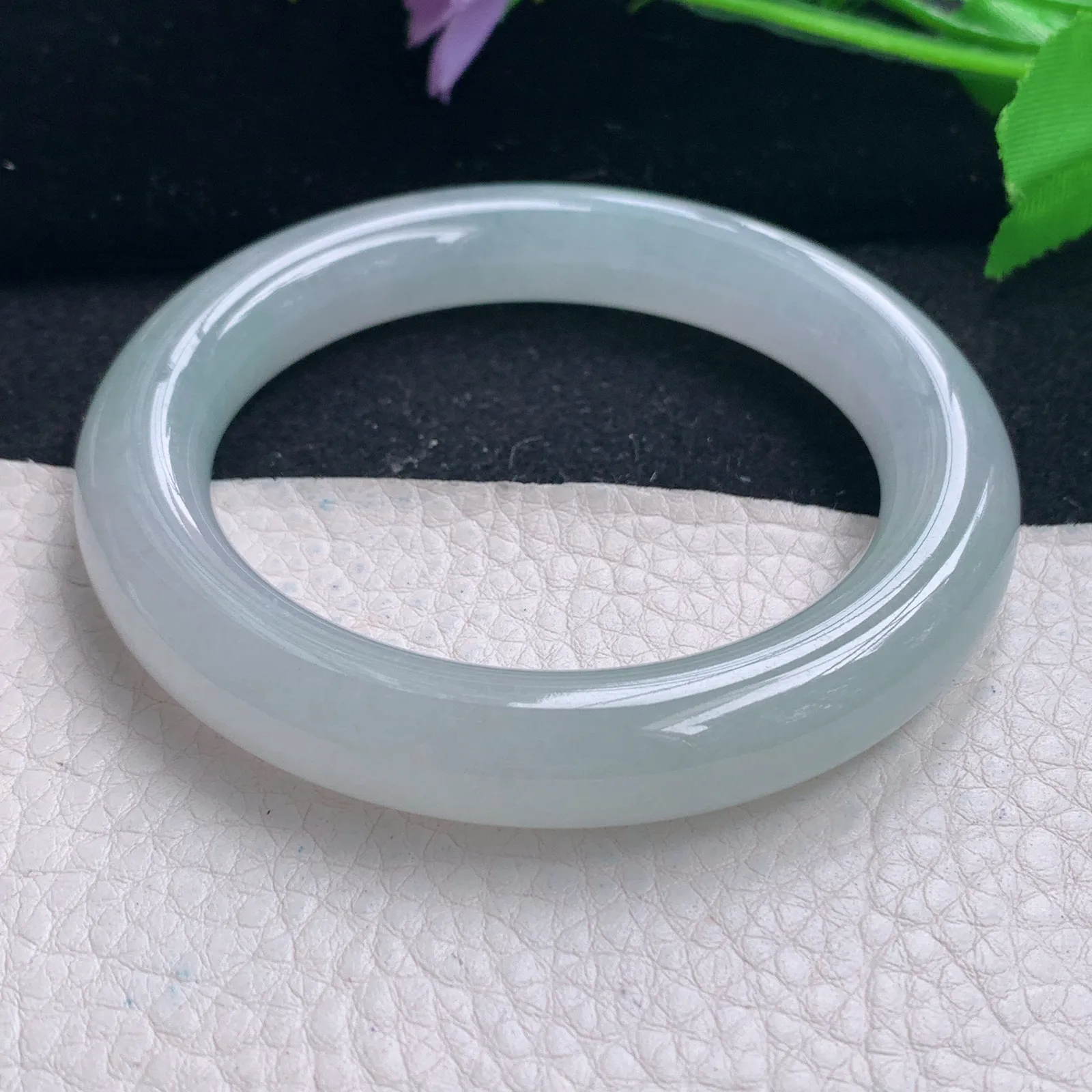 r自然光57*11美人镯 缅甸翡翠a货冰纯浅绿圆条玉手镯 玉手环