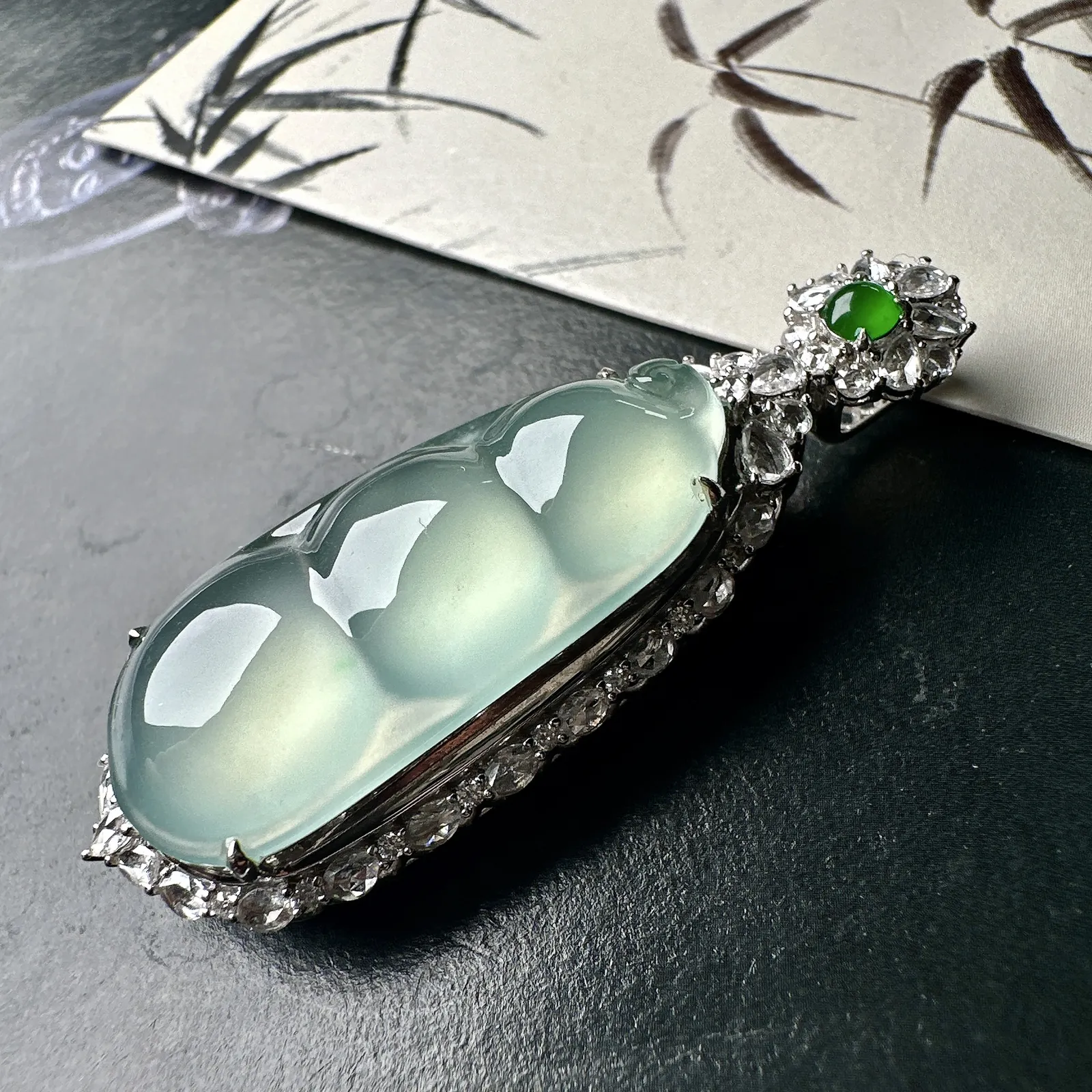 【冰种福豆吊坠】老坑雪花棉，种地上乘，冰感十足，通透起光，饱满圆润，收藏品质，18k金钻镶嵌，裸石尺寸34.7*16*6.3毫米