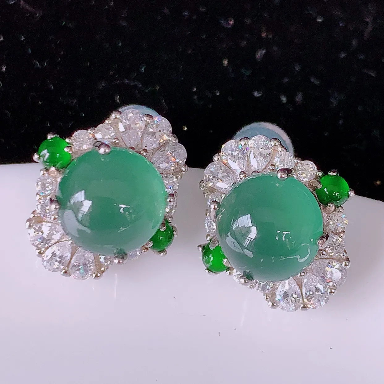 冰透满绿翡翠925银镶嵌耳钉，自然光实拍，翠色灵动，颜色漂亮，种老水足，品相佳，佩戴佳品！#97.10整体19.5*13*15裸石8.2*8.2