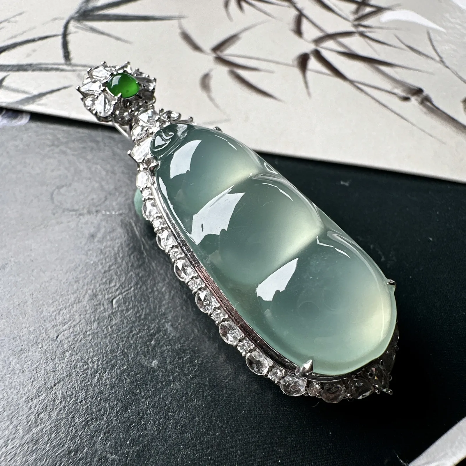 【冰种福豆吊坠】老坑雪花棉，种地上乘，冰感十足，通透起光，饱满圆润，收藏品质，18k金钻镶嵌，裸石尺寸34.7*16*6.3毫米