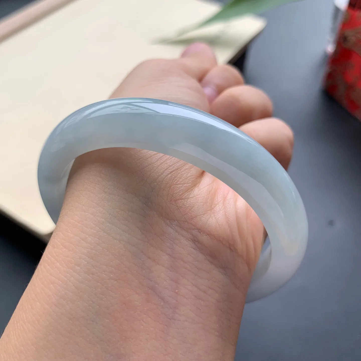 56.3圈口蓝底正圈手镯 尺寸：56.3-11.6-7.5，无纹裂，细腻起胶，水润光滑