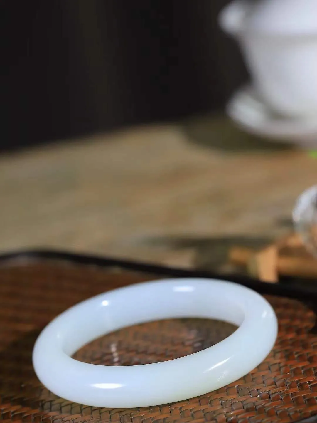 （一见倾心.手镯）

精品️和田玉白玉手镯，玉质温润细腻 油性十足 手感舒适，高华雅逸，线条流畅，