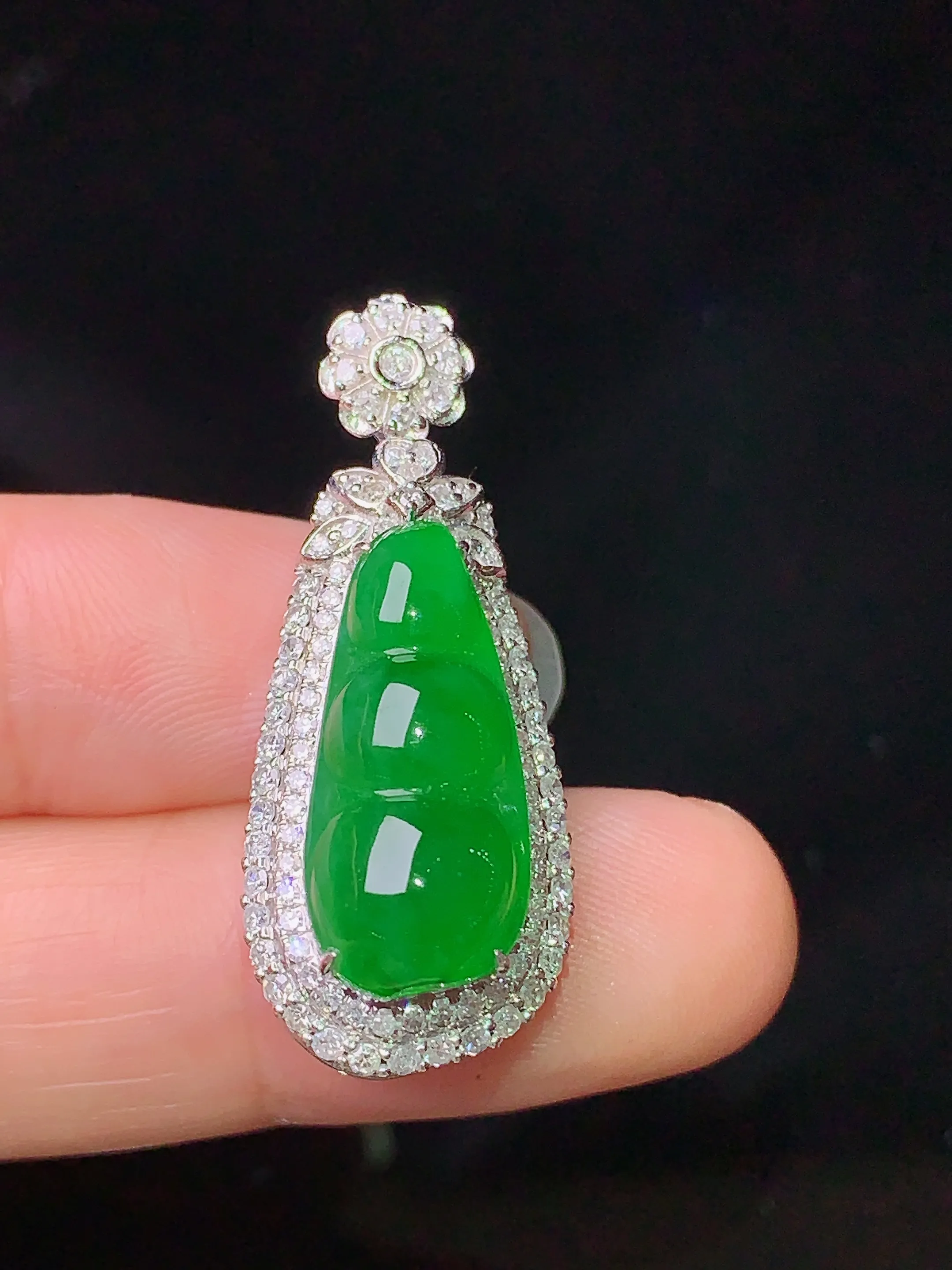 18k金钻镶嵌满绿四季豆吊坠 玉质细腻 色泽清新艳丽 整体尺寸33.3*13.6*12.2