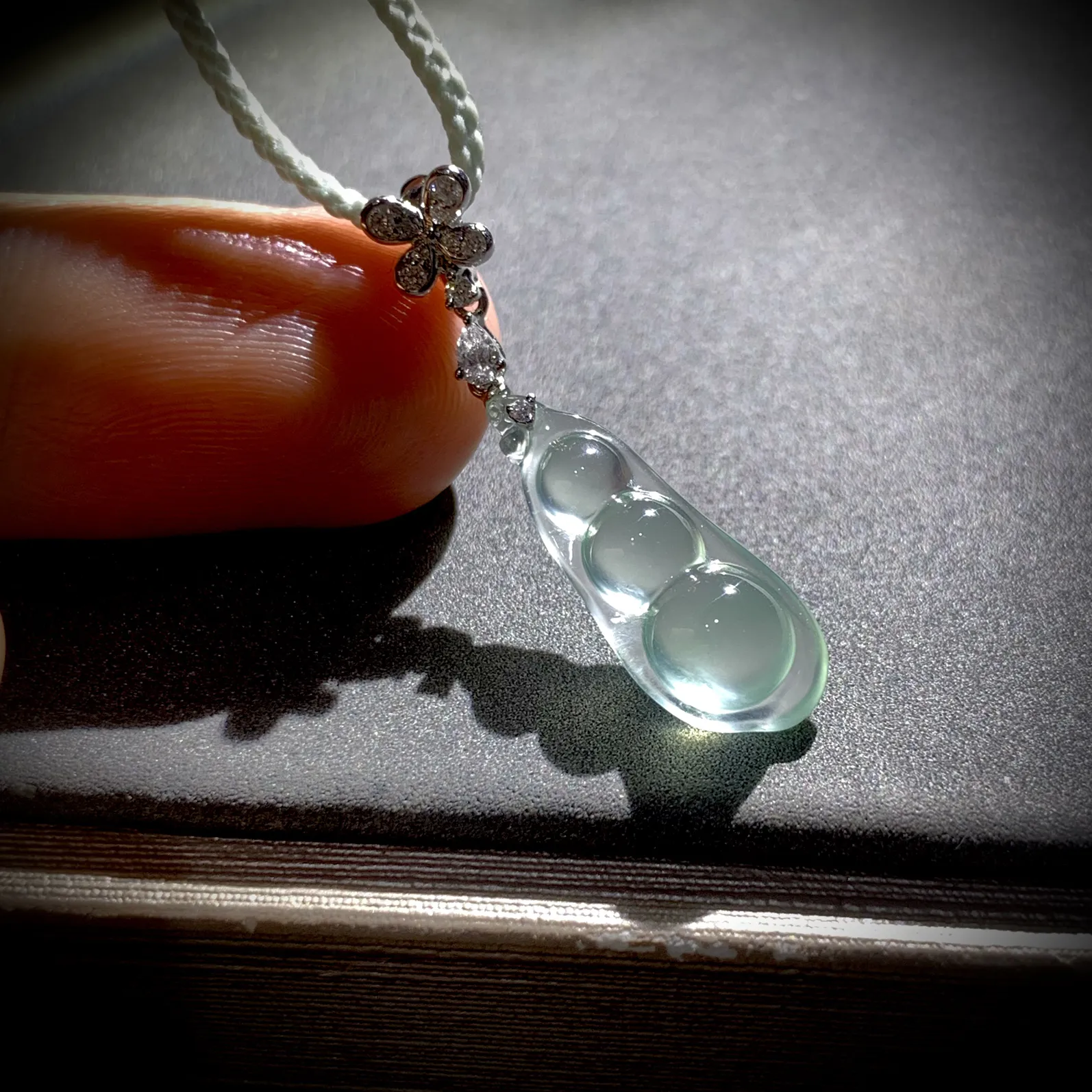 玻璃种精品豆子，
30-裸石19-7.5-5.2mm，
18K金，南非钻，