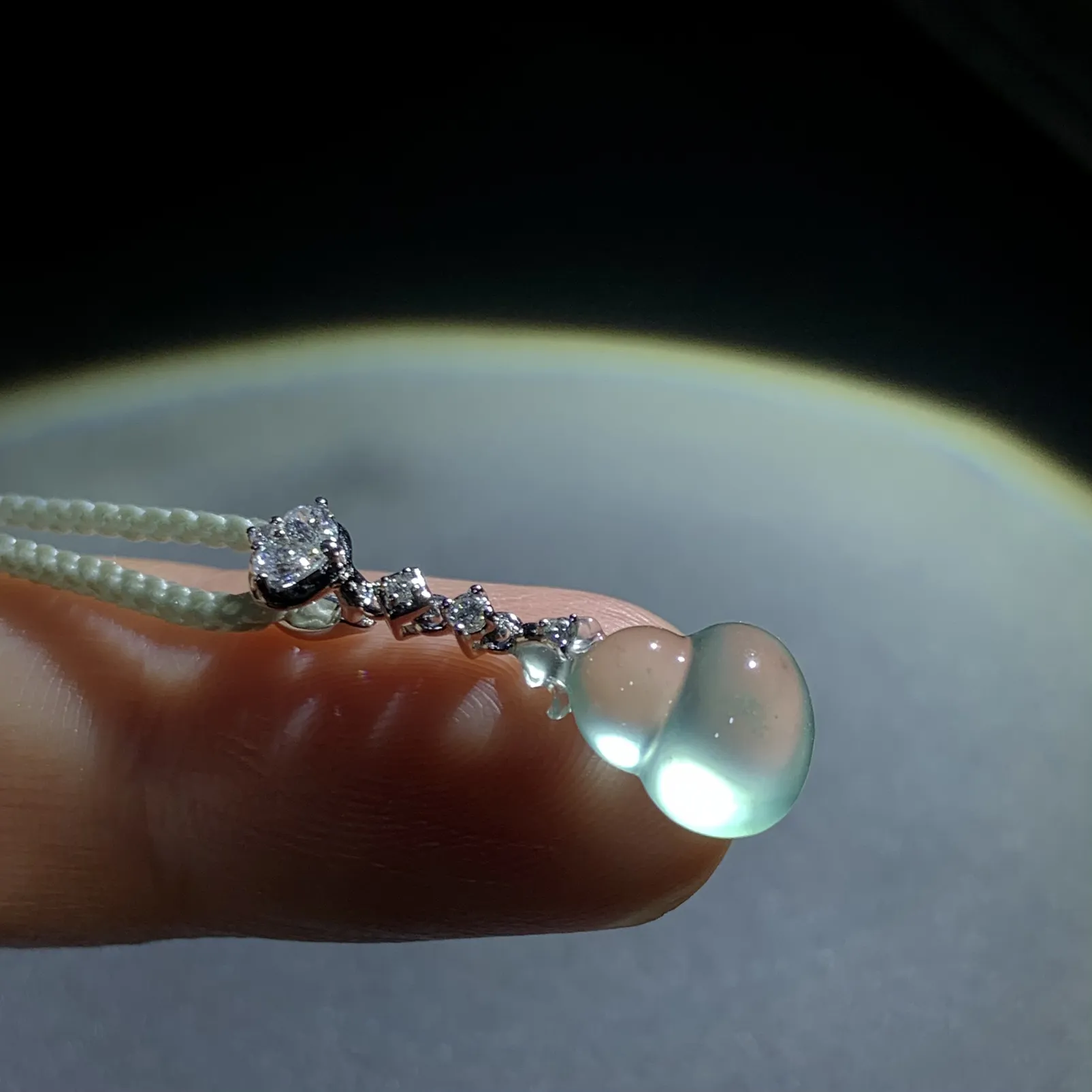 葫芦，25-裸石约12.8-8.5-5mm，
18K金，南非钻，