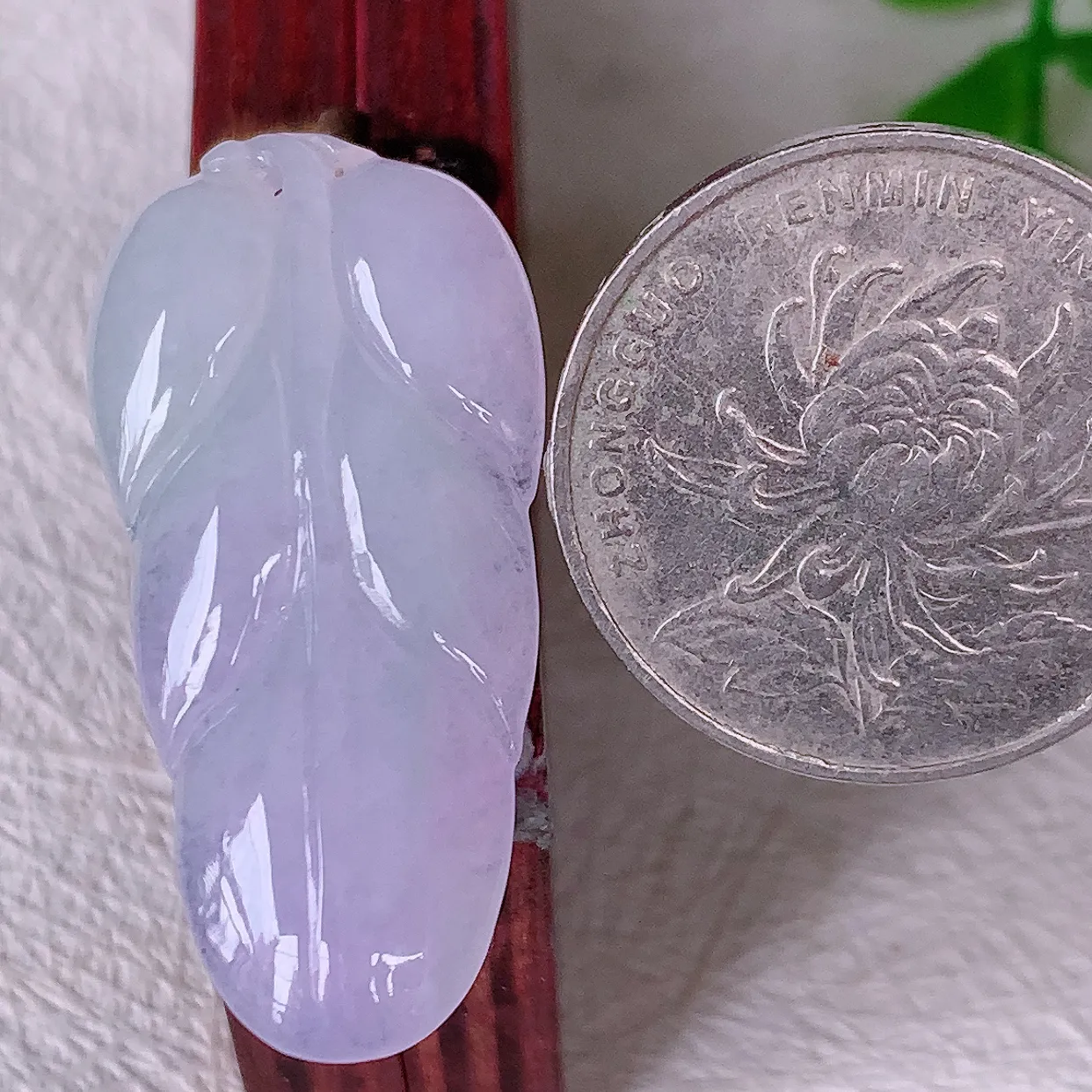 自然光实拍，冰胶水润紫罗兰翡翠叶子吊坠 ，种水足，色泽清新，工艺精湛，叶子寓意美好；金枝玉叶，事业有成。#57.10