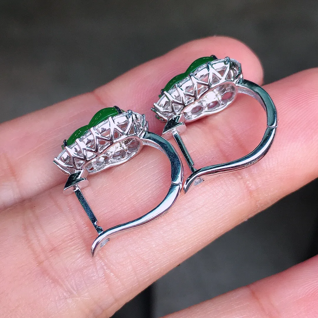 阳绿葫芦耳钉，色泽均匀艳丽，玉质细腻，荧光感超
强，饱满圆润，尽显优雅气质，18k
金豪华镶嵌