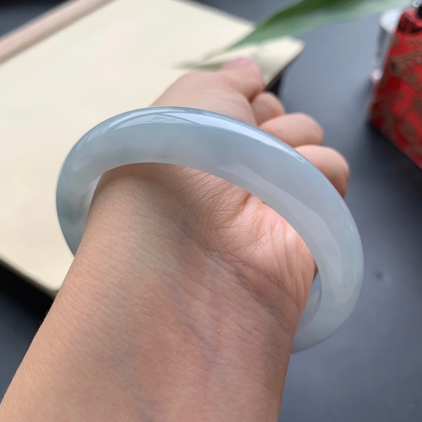 56.3圈口蓝底正圈手镯 尺寸：56.3-11.6-7.5，无纹裂，细腻起胶，水润光滑