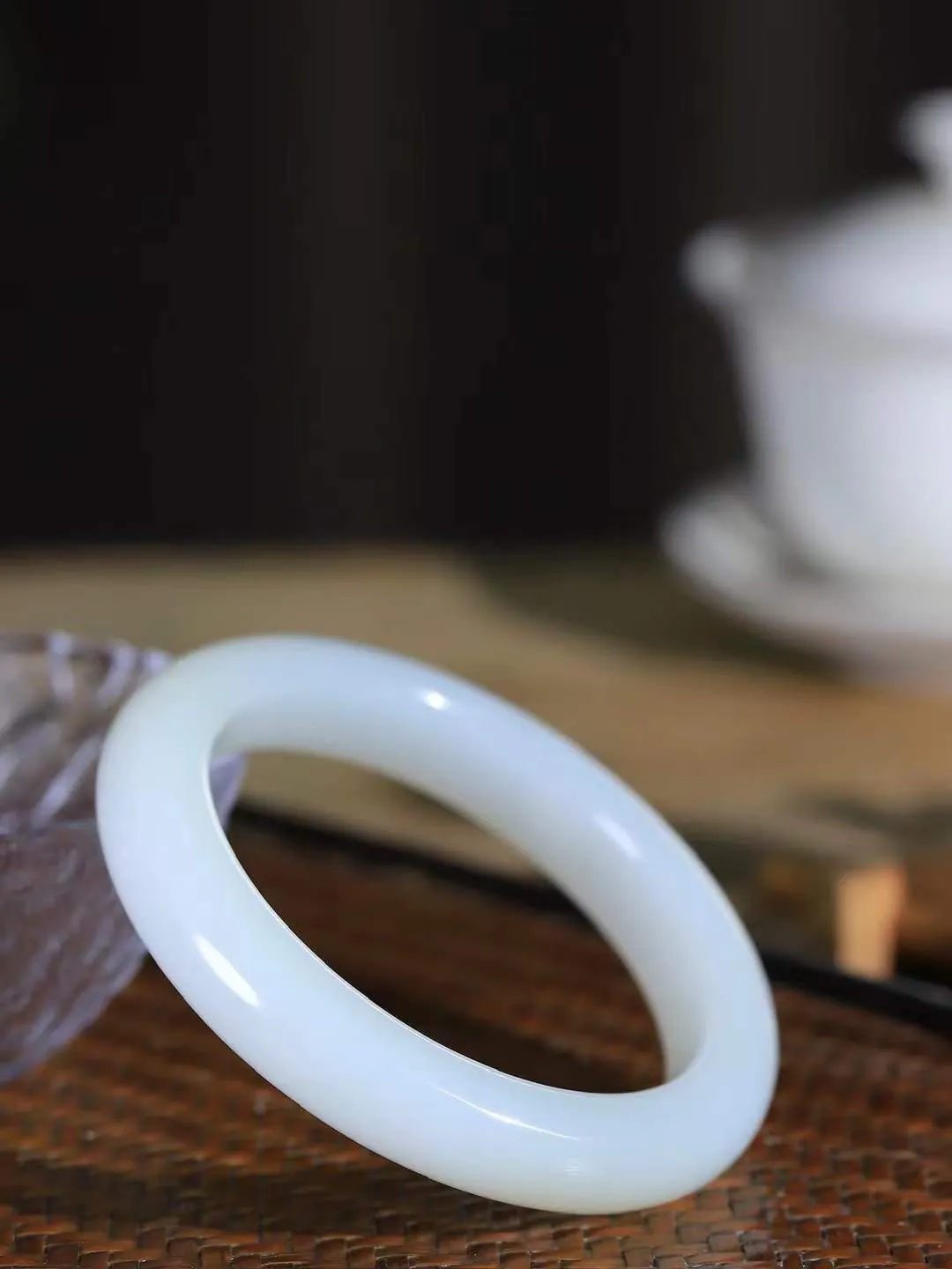 （一见倾心.手镯）

精品️和田玉白玉手镯，玉质温润细腻 油性十足 手感舒适，高华雅逸，线条流畅，简约大气，美自天成，素雅高贵。佩戴于腕间，婉约之美，举手投足间透出那低调奢华。重67克  尺寸59-12.5-10mm FDA791101026