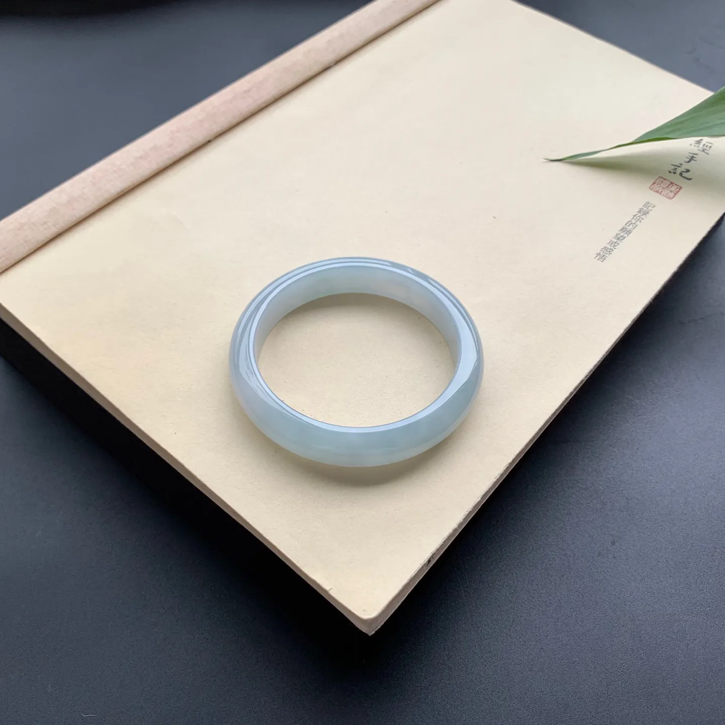 56.3圈口蓝底正圈手镯 尺寸：56.3-11.6-7.5，无纹裂，细腻起胶，水润光滑