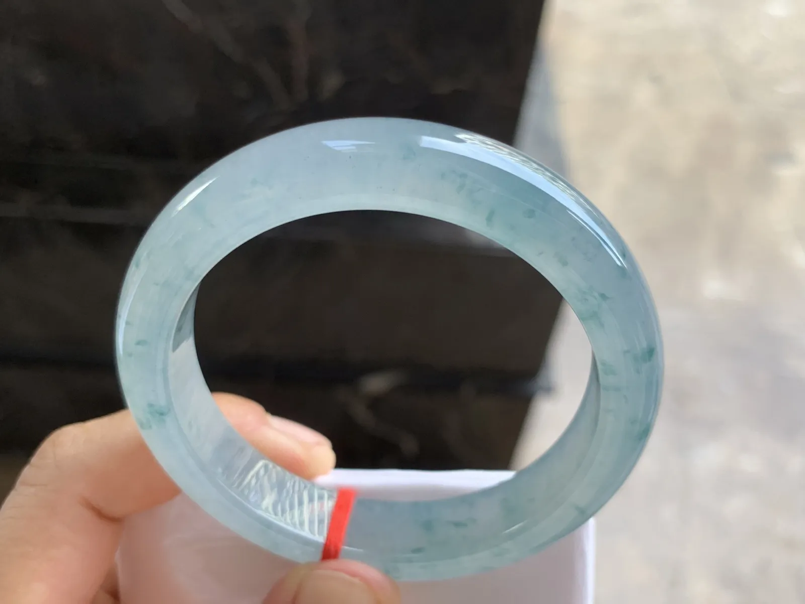 54.5-12.3-8.3mm
冰种飘花手镯 水润光泽 碎花点缀 上手漂亮