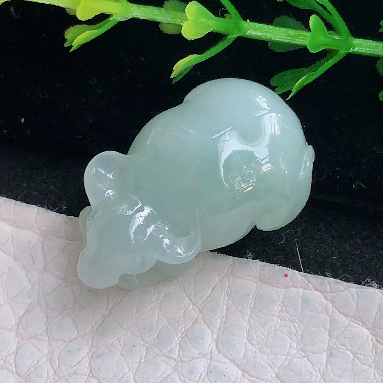 ajj实拍25.5*16*11.5天然缅甸翡翠淡绿生肖牛吊坠 立体雕刻扭转乾坤玉坠