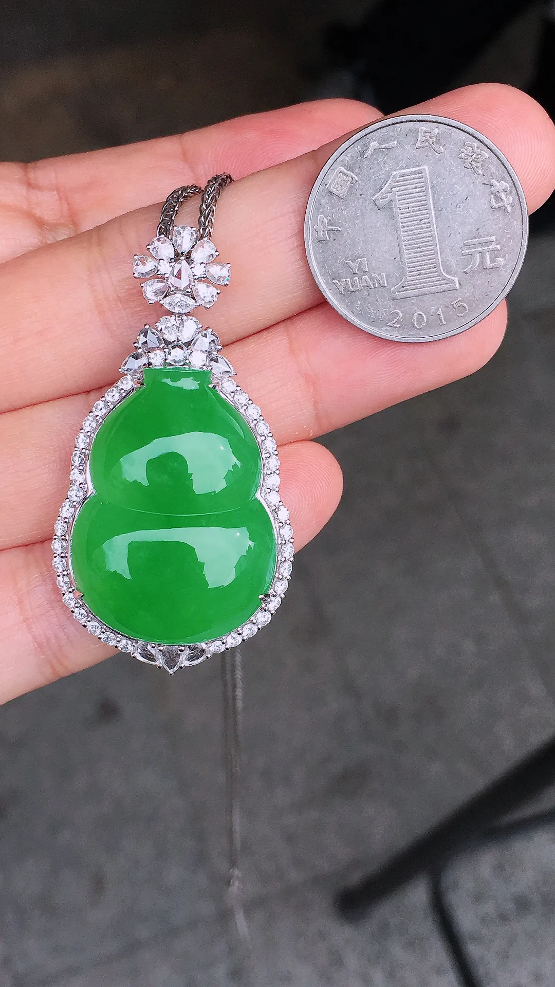 阳绿大葫芦吊坠，色泽均匀艳丽，玉质细腻，荧光感超
强，饱满圆润，尽显优雅气质，18k
金豪华镶嵌