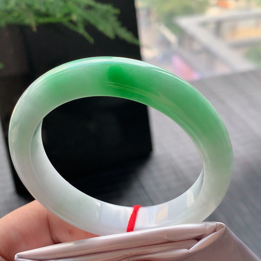 正圈冰糯阳绿 无瑕 尺寸:54.8/12.4/8.9 版型好