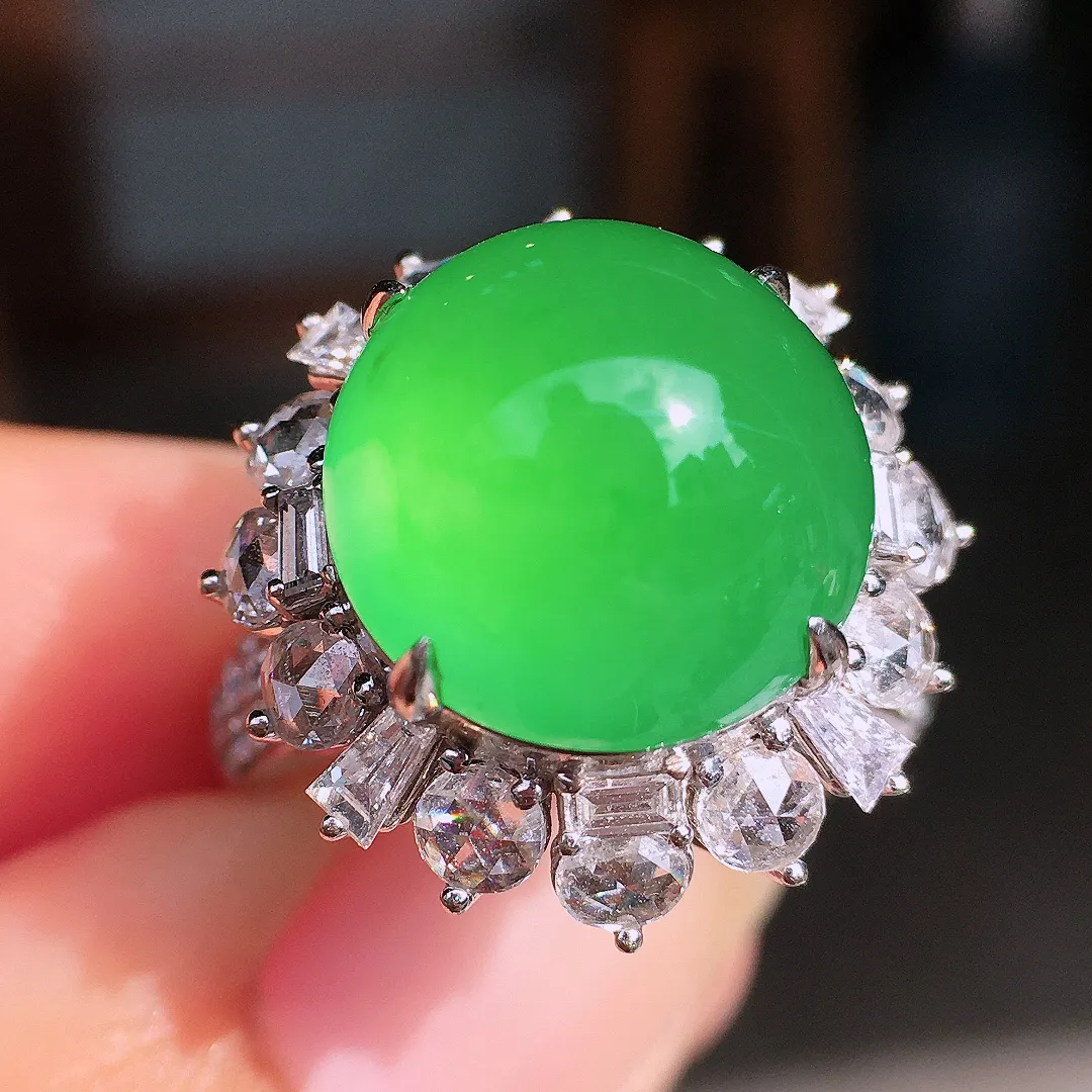 阳绿蛋面戒指，色泽均匀艳丽，玉质细腻，荧光感超
强，饱满圆润，尽显优雅气质，18k
金豪华镶嵌