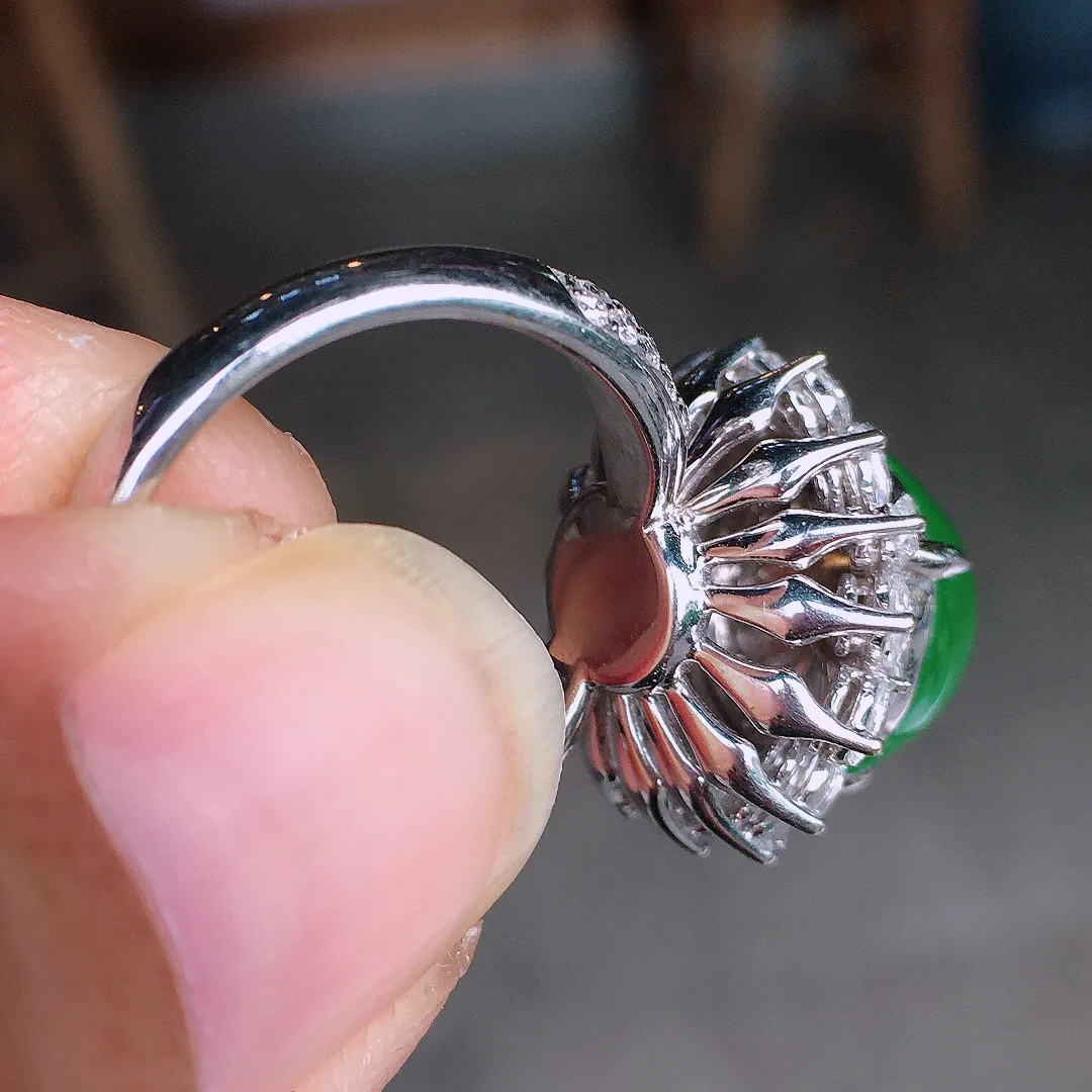 阳绿蛋面戒指，色泽均匀艳丽，玉质细腻，荧光感超
强，饱满圆润，尽显优雅气质，18k
金豪华镶嵌