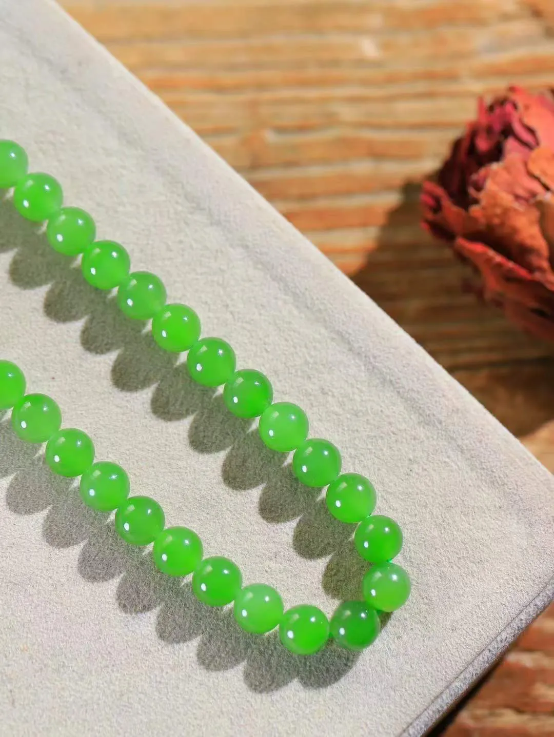 【珠圆玉润.项链】

精品和田玉碧玉珠圆玉润项链 玉质温润细腻  整串打磨圆润，佩戴舒适。珠珠落玉盘，间关莺语花底滑，一生美好时光，无论身在何处，都有它相伴相守。事事顺遂，幸福美满，吉祥如意。重44.6克 尺寸取一7.9mm  791101078A